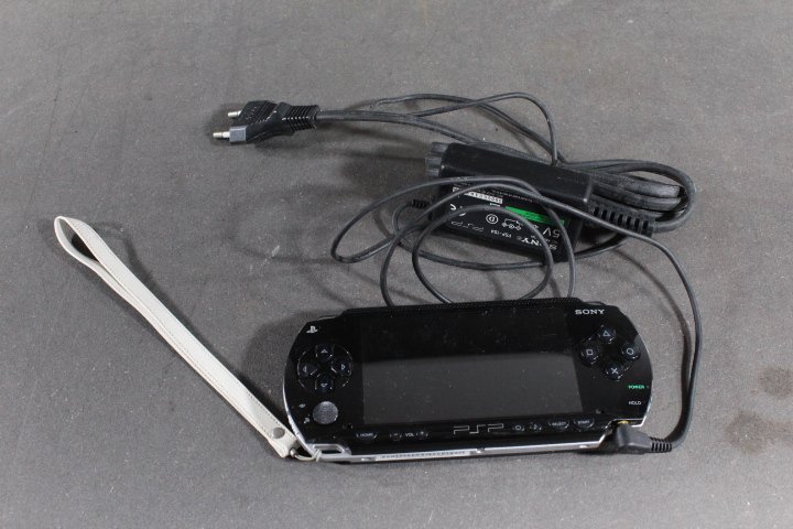 PSP spillekonsol m/oplader - aukt. nr. V100 Genbrugsauktion